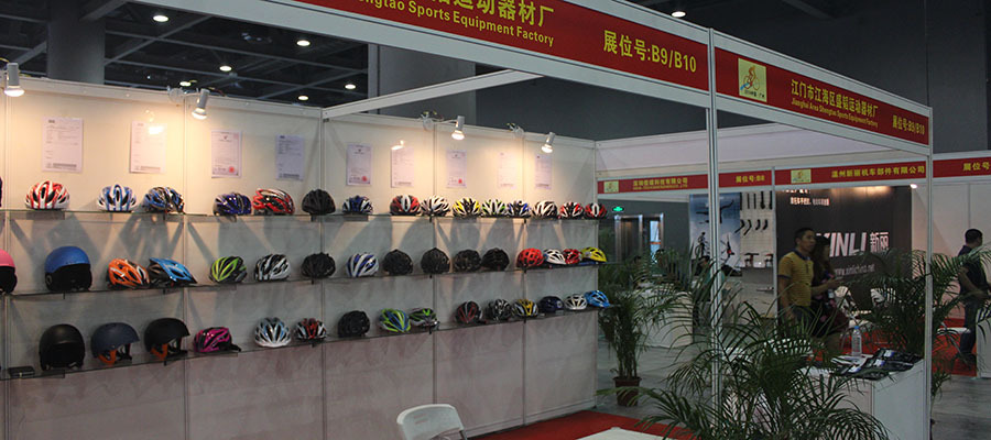 green ski helmet